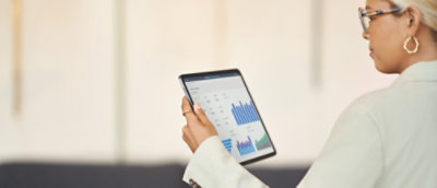 Una persona sosteniendo una tableta.