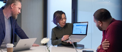 Una persona que usa un portátil.