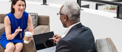 Una persona sosteniendo un lápiz óptico en un portátil.