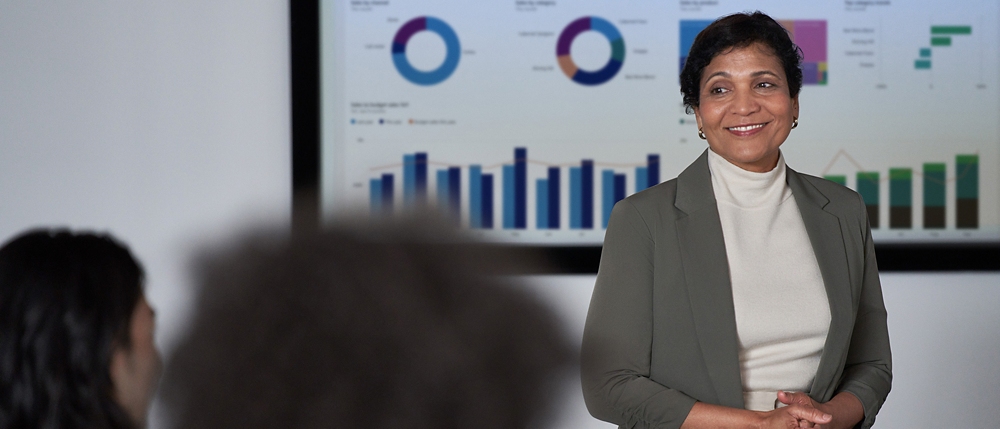 Persona frente a pantalla con gráficos