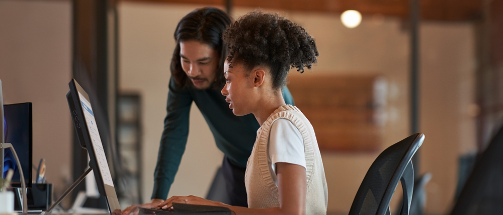 Equipo viendo un dispositivo