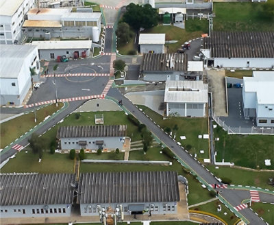 一處規劃完善的工業或機構園區的空照圖檢視，內有多棟建築、道路、綠地與人行橫道。