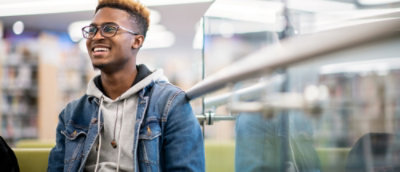 En mand med briller og en denimjakke.