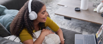 En kvinde med hovedtelefoner.