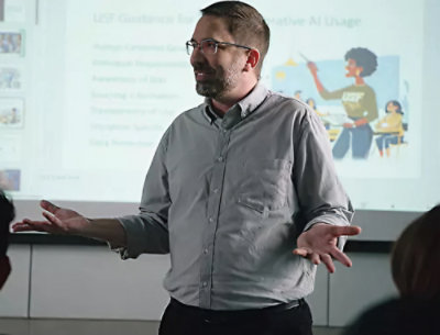 En mand i en grå skjorte.