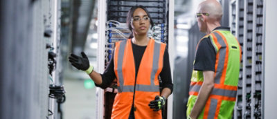 Een vrouw en een man die veiligheidsvesten dragen.