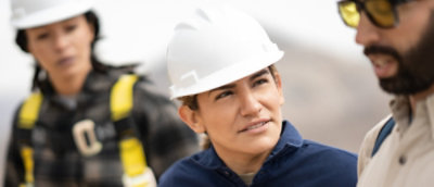 En närbild av en person som bär en vit hjälm.