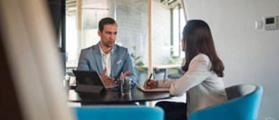 一位男士和一位女士坐在桌子旁。