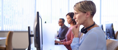 Skupina lidí, kteří pracují u počítače.