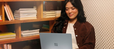 Eine Frau, die am Laptop arbeitet