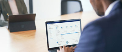 Nahaufnahme eines Manns, der am Laptop arbeitet 