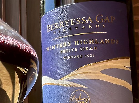 Berryessa Gap Vineyards の赤ワインが入ったデカンタと赤ワイン ボトルのクローズアップ写真
