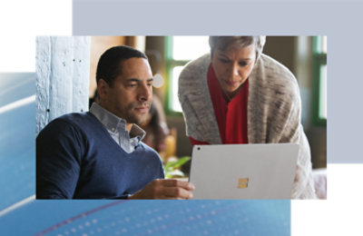 Человек и еще один человек смотрят на компьютер