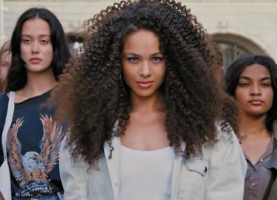 Tři modelky pózující před fotoaparátem