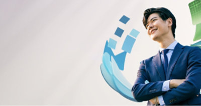 一位穿着西装、双臂交叉的男士。