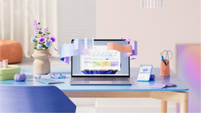 桌上放着一台笔记本电脑。