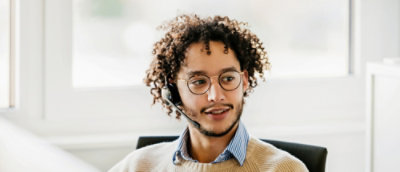 一位戴着耳机的卷发人士。