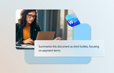 Mujer con gafas y abrigo negro mirando un portátil.