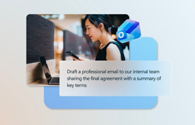 Una mujer mira su teléfono junto a un juguete azul y un cartel blanco con texto negro.