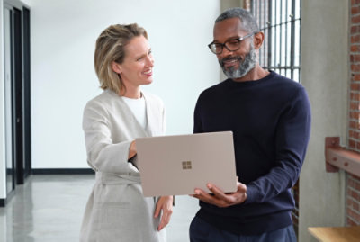 Una persona sosteniendo un portátil.