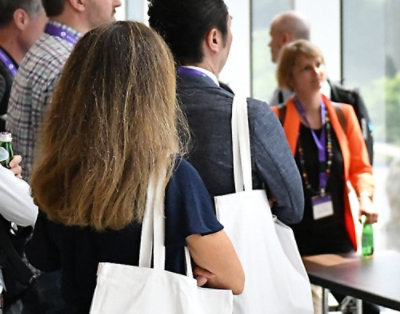 Orang-orang memegang tas sambil memperhatikan sesuatu