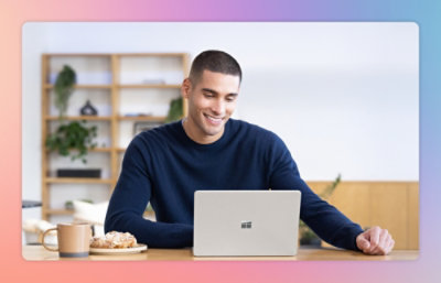 Seorang pria bekerja di depan komputer.