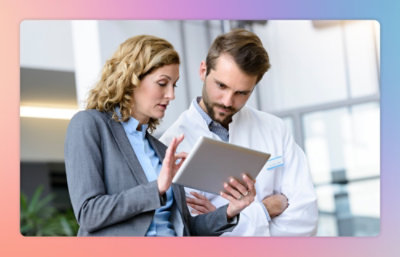 Seorang pria dan wanita bekerja menggunakan tablet