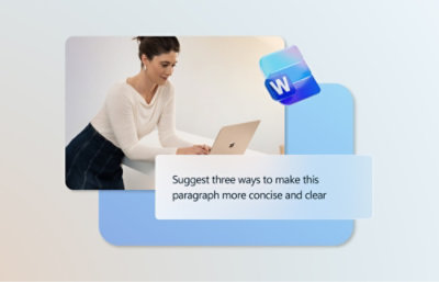 一位女士正在使用笔记本电脑，屏幕上显示着一个带有白色“W”图标的蓝色方块。