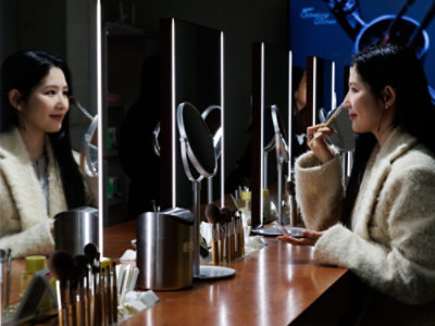 A women holding makeup brush