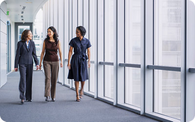 Một nhóm phụ nữ đi trong hành lang.