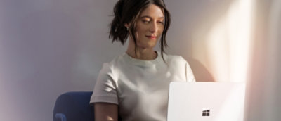 A women with curlly hairs working in laptop.