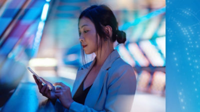 Une personne tenant un téléphone portable.