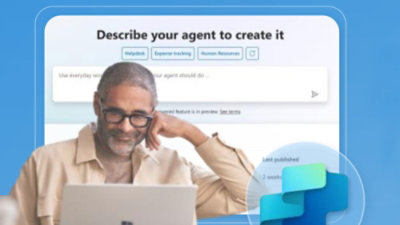 Une personne assise devant un ordinateur portable avec un texte affiché à l'écran indiquant « Décrivez votre assistant pour le créer ».