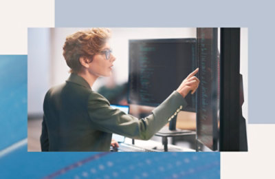 Ruka pokazuje na ekran računara.