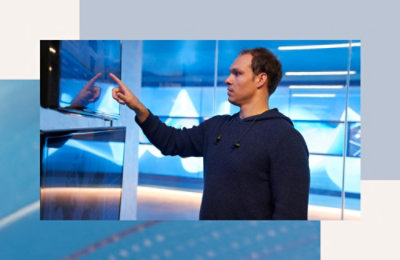 Osoba koja pokazuje na ekran.