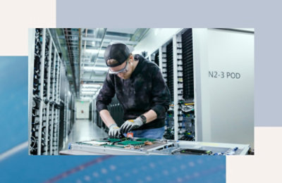 Osoba sa naočarima i kačketom radi na računaru, vidljiv je tekst N2-3 POD.