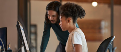 一位男士和一位女士在看着笔记本电脑。