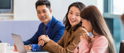 一群人坐在桌子旁交谈。