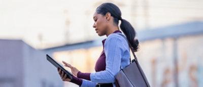 一个人拿着一台平板电脑。