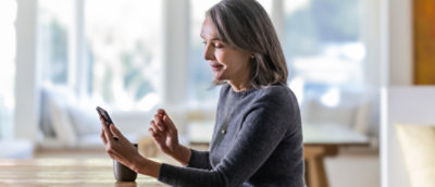 A women takling a selfi with on mobile.