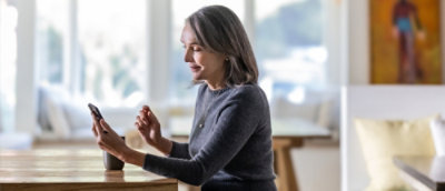 Laua taga istuv naine.