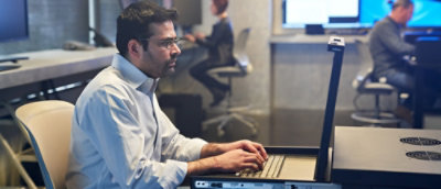 Rühm inimesi töötab kontoris arvutitega.