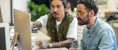 Kaks inimest töötavad arvutiga