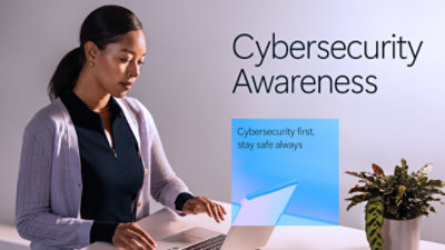 Töölaud sülearvuti, paberite, potitaime ja küberturbeteemalist teksti kuvava arvutiekraaniga.