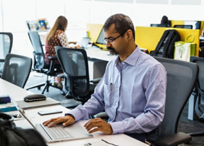 一名男性在辦公室桌前工作。