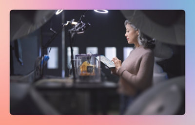 タブレットを持った女性。