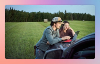 1 台のノート PC を見ている男性と女性