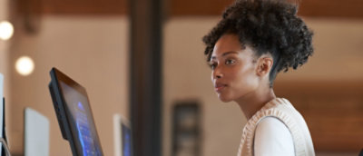 コンピューターの画面を見ている人。