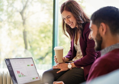 Žena a muž s úsměvem na tváři