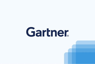 Um logo com quadrados azuis e o texto Gartner em fundo azul e branco.
